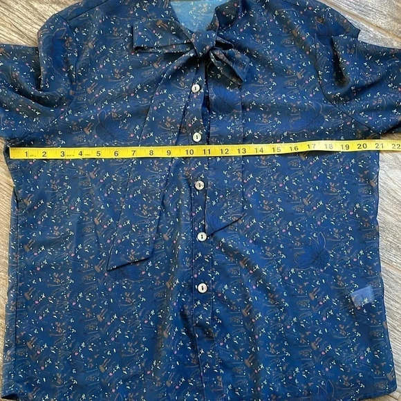 Labellum Hillary Scott print blouse Bell Sleeves Navy Tie at neck Women’s Size M - Picture 7 of 13